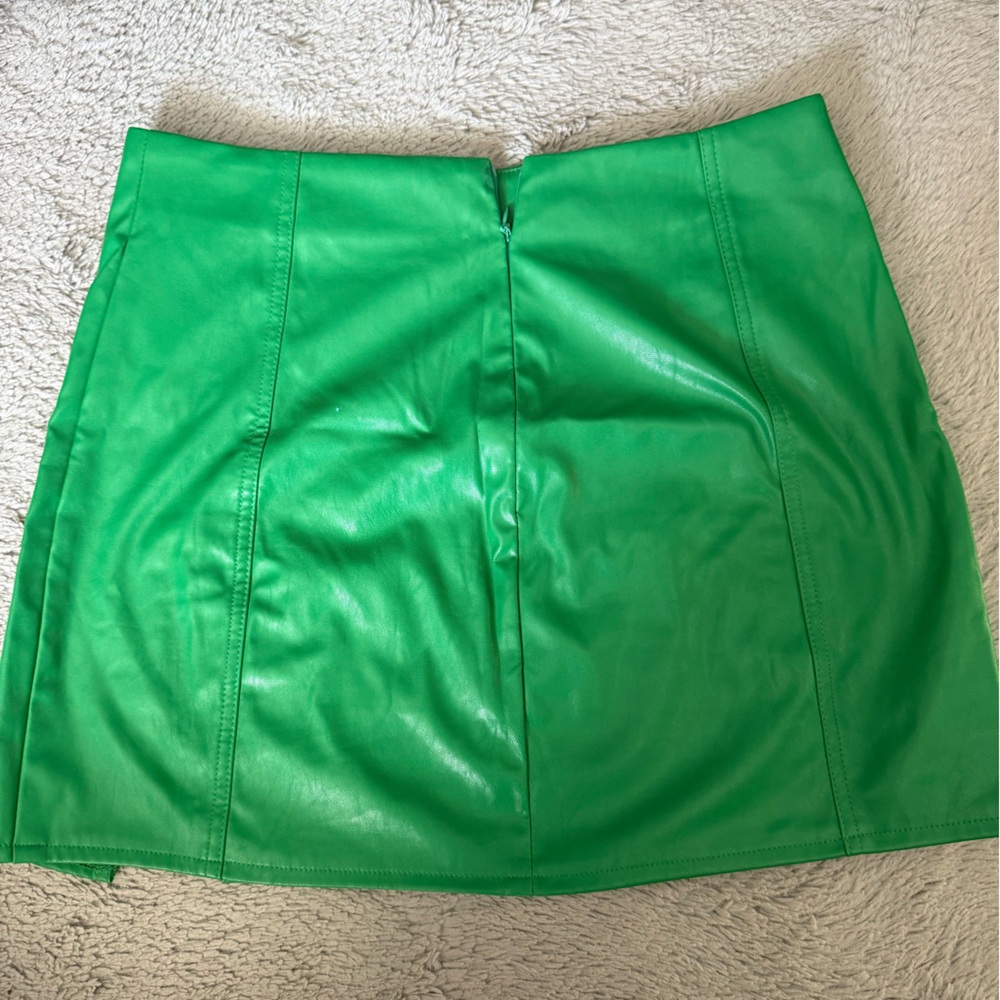 Princess Polly Vibrant Green and Cream Apparel